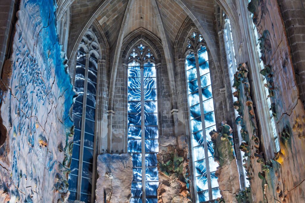 Miquel Barceló covered the Chapel of the Holy Sacrament with hand-modelled ceramic.