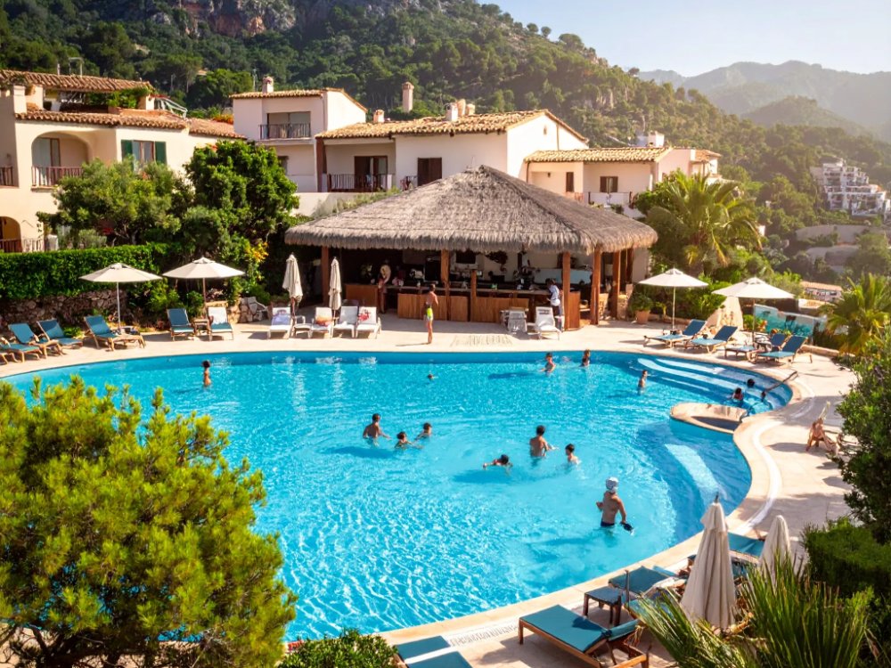 A family pool with a swim-up bar at a resort in Santa Ponsa. AI-generated image.