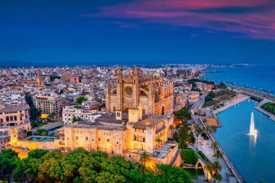 A stunning view of the La Seu Cathedral, one of the top things to do in Palma de Mallorca