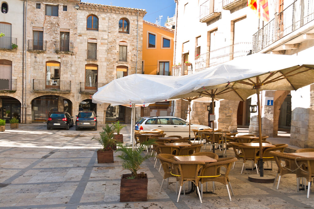 In Besalú, you will find many good restaurants and charming cafes