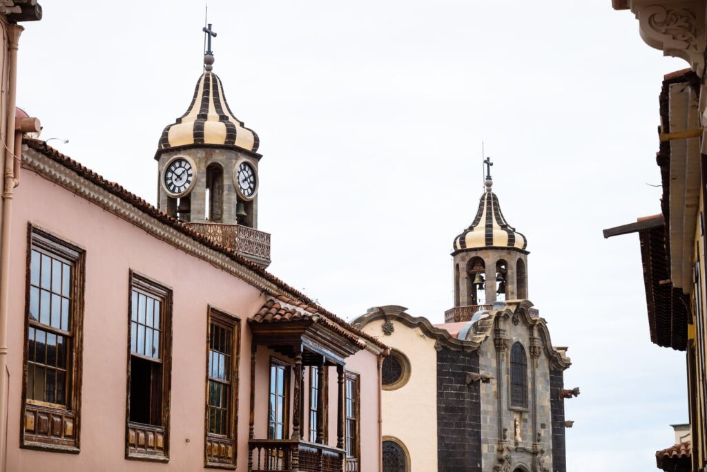 The twin towers of the Iglesia de la Concepciรณn rise above the rooftops of La Orotava