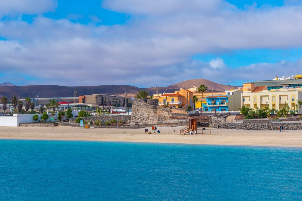 Playa Chica is a small, sheltered city beach with calm water right in the centre of Puerto del Rosario