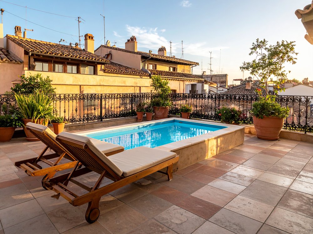 Rooftop terrace with a plunge pool in a boutique hotel on La Rambla. AI-generated image.