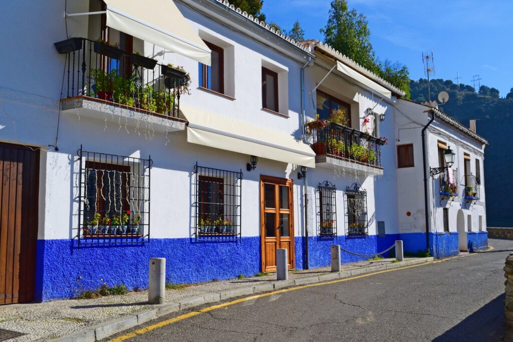 Lime-washed houses with blue-painted bases line the lanes of the Sacromonte quarter